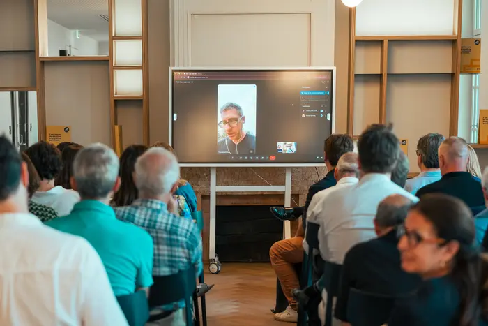 Une intervention à distance, projetée dans la salle.