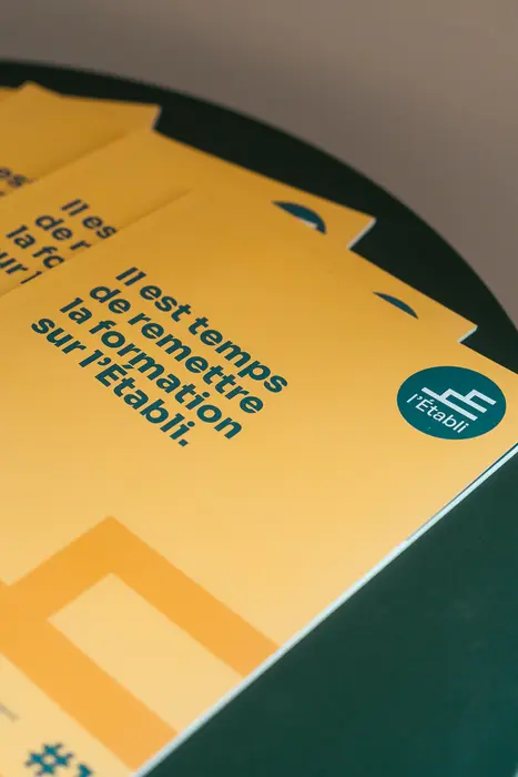 Le premier numéro de la revue posé sur une table.