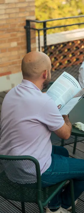 Un participant lisant la revue à l'extérieur.