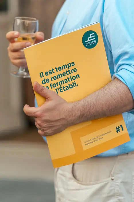 Le premier numéro de la revue, ouvert.